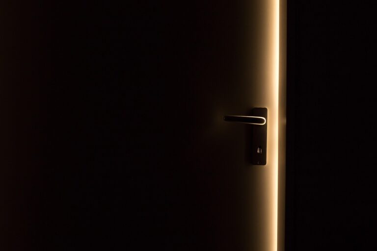 dark-1852985_1280