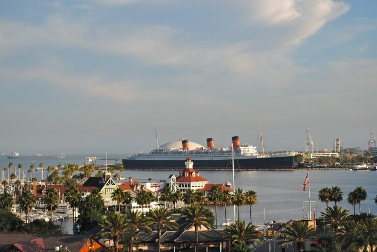 queen-mary-2-171869_1280